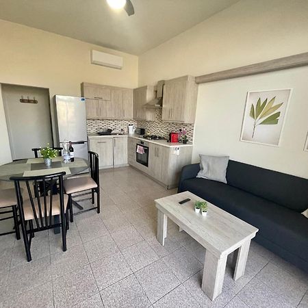 Seafront Apartment With Balcony Overlooking Marina Għajnsielem Exterior foto