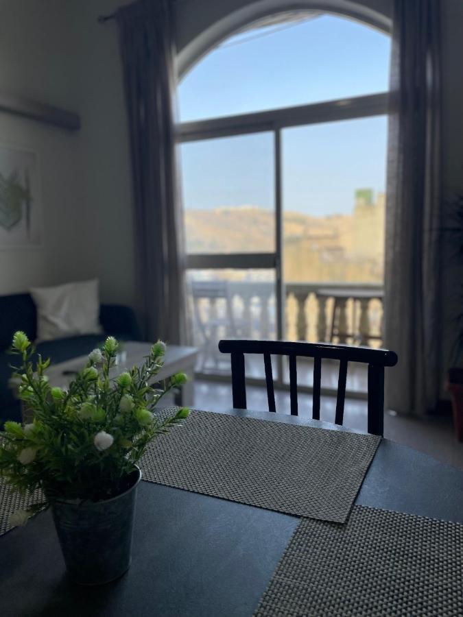 Seafront Apartment With Balcony Overlooking Marina Għajnsielem Exterior foto